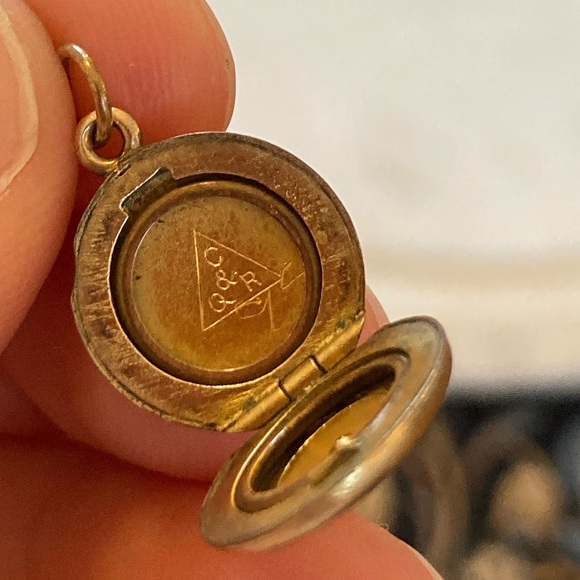 Antique Victorian Starburst Gold-Filled Locket by Carver, Qvarnstrom & Remington - Picture 8 of 11